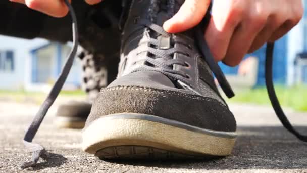 Hombre Ata Zapato Deportivo Aire Libre Cerca — Vídeos de Stock