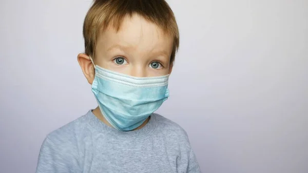 Ein Netter Kleiner Junge Mit Einer Schützenden Gesichtsmaske Zur Verhinderung — Stockfoto