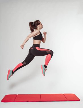 Egzersiz yapan atletik genç bir kadın..