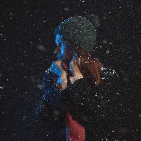 Портрет Молодой Женщины Теплой Одежде Идет Снег Темном Фоне — стоковое фото