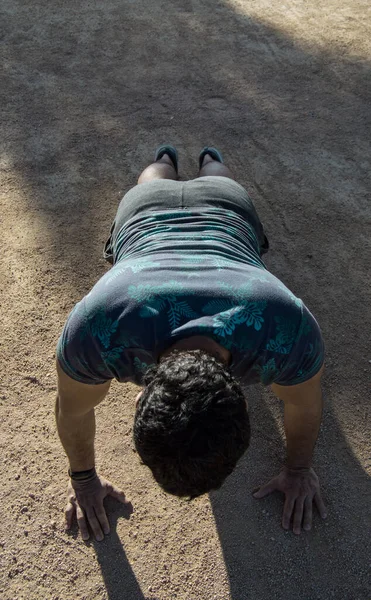 Homem Praticando Esportes Parque Tarde Vestindo Uma Shirt Flor — Fotografia de Stock