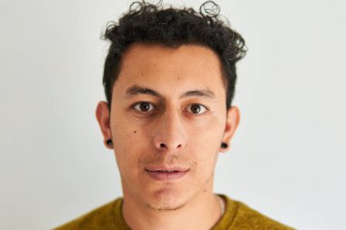 Sarı tişörtlü bir işçinin portresi