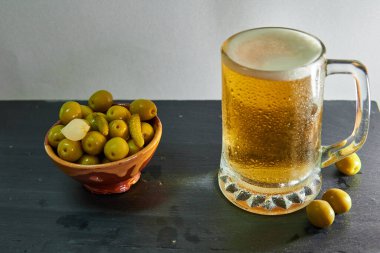 Zeytinli siyah bira bardağı.
