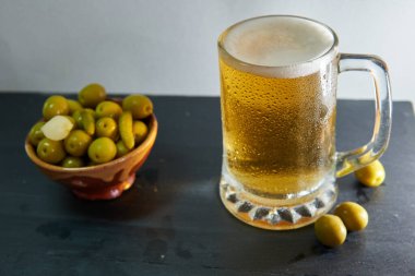 Zeytinli siyah bira bardağı.