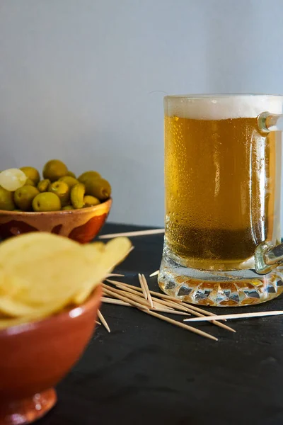 Beer Mug Olives Chips Black Base — Stock Photo, Image