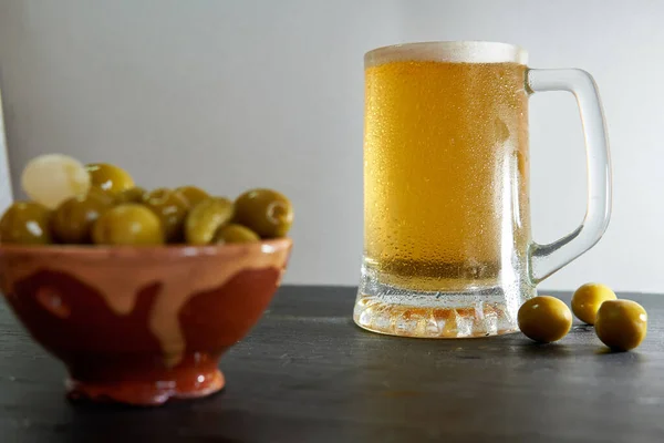 Black Based Beer Mug Olives — Stock Photo, Image