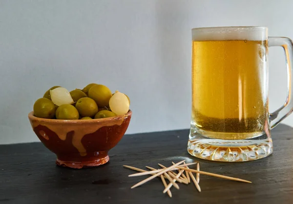 Cerveza Con Aceitunas Patatas Con Palillos Sobre Una Base Negra — Foto de Stock