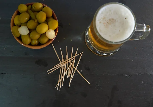 黒ベースに箸でオリーブとジャガイモとビール — ストック写真