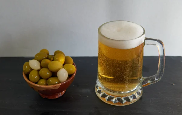 Black Based Beer Mug Olives — Stock Photo, Image