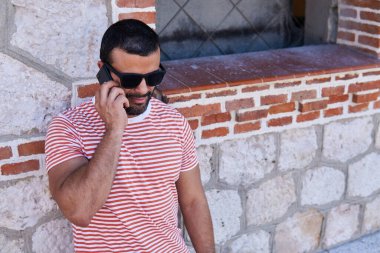 Telefonda konuşan adam.