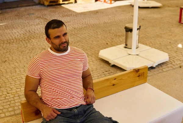 Yazın terasta oturan adam