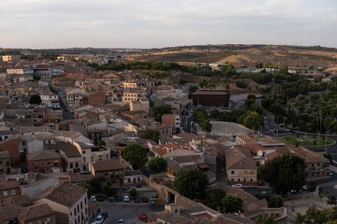 Toledo 'da gün batımı Bulutlu bir nehirde
