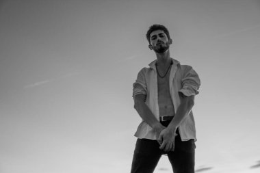 Aşağıdan siyah beyaz tişörtlü ilginç bir çocuk görünüyor.