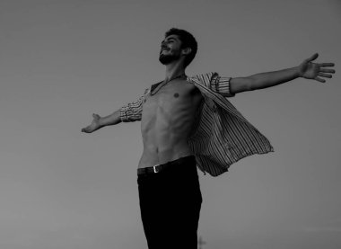 Madrid 'de bir çatıda gömleği açık kollarını uzatan bir çocuk.