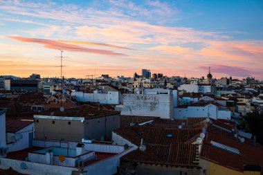Madrid şehir merkezinin mavi saatte çatıdan görünen manzarası.