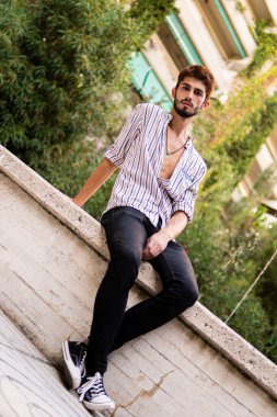 Madrid 'in ortasında bir çeşmede ender görülen ve üstsüz bir çocuk.