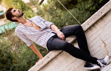 Madrid 'in ortasında bir çeşmede ender görülen ve üstsüz bir çocuk.