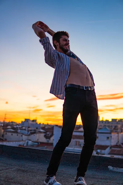 Chueca 'da Madrid sokaklarında akrobatlık yapan genç bir çocuk.