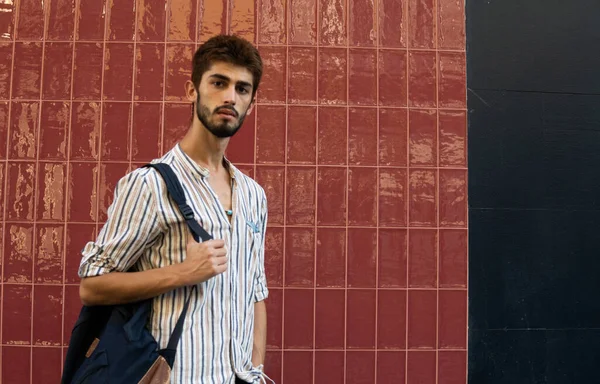 Madrid 'de sırt çantalı, mavi ve mor arka planlı bir çocuk.