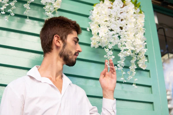 Jonge Jongen Met Een Wit Shirt Witte Bloemen Voor Een Stockafbeelding