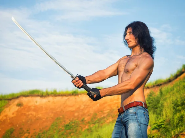 Ein Mann Mit Nacktem Oberkörper Jeans Sommer Der Natur — Stockfoto