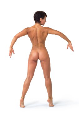 Güzel çıplak kadın beyaz arka planda son derece gelişmiş kas yapısını gösteriyor..