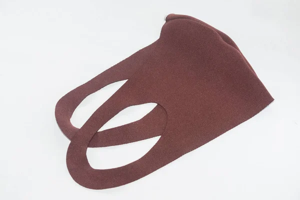 Yeni normal maske ve korona virüs koruması beyaz arkaplanda izole edildi