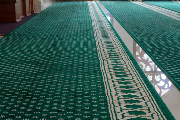 Cami halısını temiz, yeni ve normal bir halde.