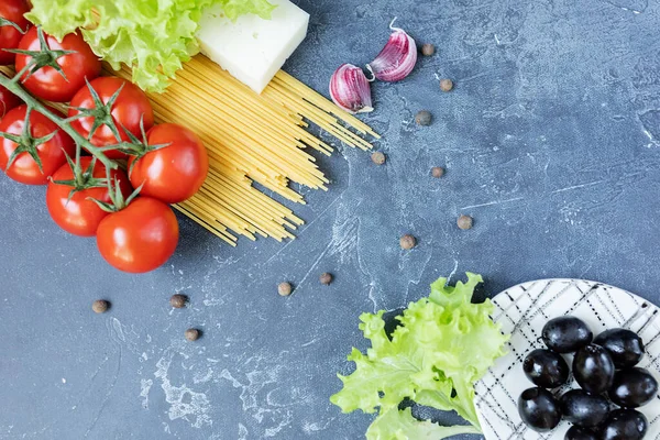 Spaghetti Base Grano Duro Pomodorini Maturi Ramo Aglio Spezie Verdi — Foto Stock