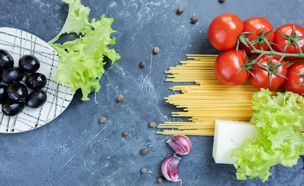 Spaghetti Base Grano Duro Pomodorini Maturi Ramo Aglio Spezie Verdi — Foto Stock