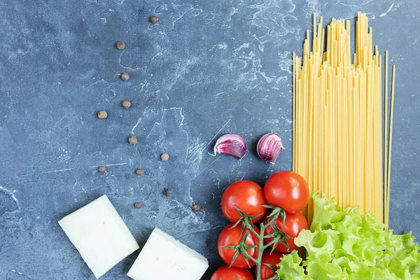 Spaghetti Base Grano Duro Pomodorini Maturi Ramo Aglio Spezie Verdi — Foto Stock