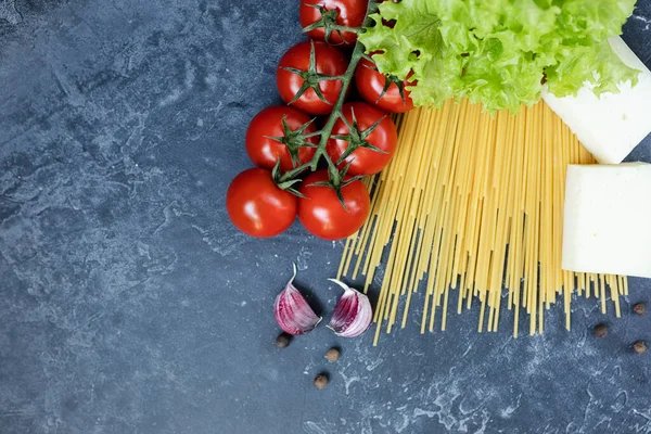 Spaghetti Base Grano Duro Pomodorini Maturi Ramo Aglio Spezie Verdi — Foto Stock