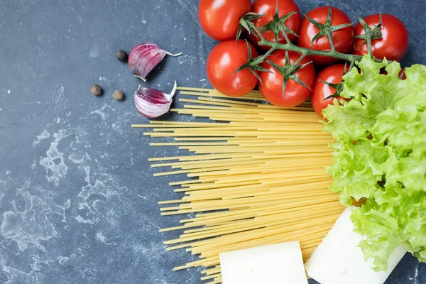 Spaghetti Base Grano Duro Pomodorini Maturi Ramo Aglio Spezie Verdi — Foto Stock