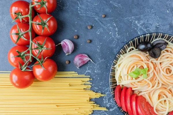 Spaghetti Base Grano Duro Pomodorini Maturi Ramo Aglio Spezie Verdi — Foto Stock