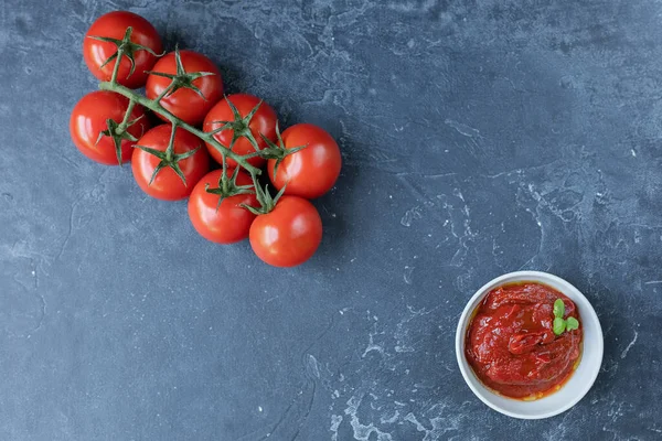 Salsa Pomodoro Ketchup Una Ciotola Con Spezie Erbe Aromatiche Pomodorini — Foto Stock