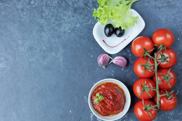 Salsa Pomodoro Ketchup Una Ciotola Con Spezie Erbe Aromatiche Pomodorini — Foto Stock