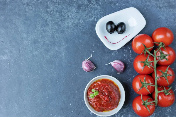 Salsa Pomodoro Ketchup Una Ciotola Con Spezie Erbe Aromatiche Pomodorini — Foto Stock