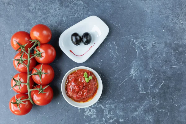 Salsa Pomodoro Ketchup Una Ciotola Con Spezie Erbe Aromatiche Pomodorini — Foto Stock