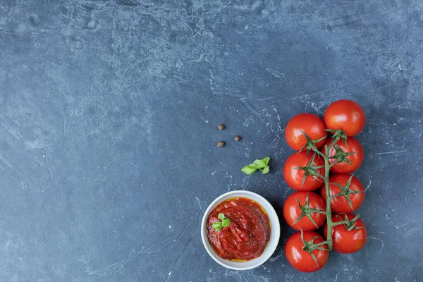 Salsa Pomodoro Ketchup Una Ciotola Con Spezie Erbe Aromatiche Pomodorini — Foto Stock