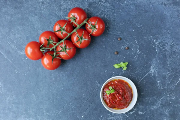 Salsa Pomodoro Ketchup Una Ciotola Con Spezie Erbe Aromatiche Pomodorini — Foto Stock