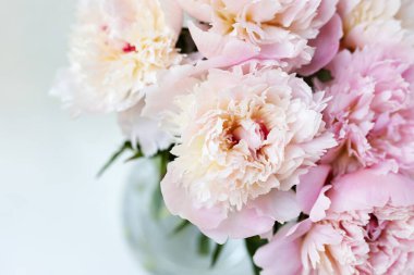 Dekoratif hayat, çiçek aranjmanı. Düğün ya da bir buket narin pembe şakayık çiçeği. Eski püskü beyaz masa arka planı. Düz yerde, üst tarafta. Yaz kavramı. seçici odak.