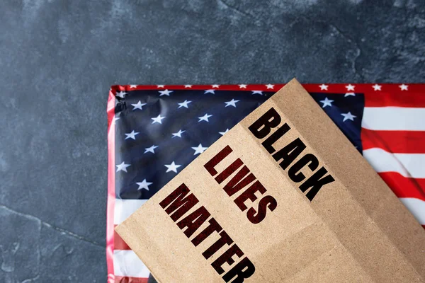 Piedi Sneakers Sfondo Scuro Con Testo Black Lives Matter Concetto — Foto Stock