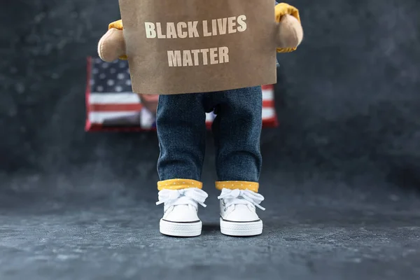 Láb Tornacipőben Egy Sötét Háttérben Szöveg Black Lives Matter Tiltakozások — Stock Fotó