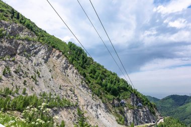 Güzel, parlak, yaz manzaralı teleferikli bir dağ manzarası. Seyahat ve dinlenme kavramı.
