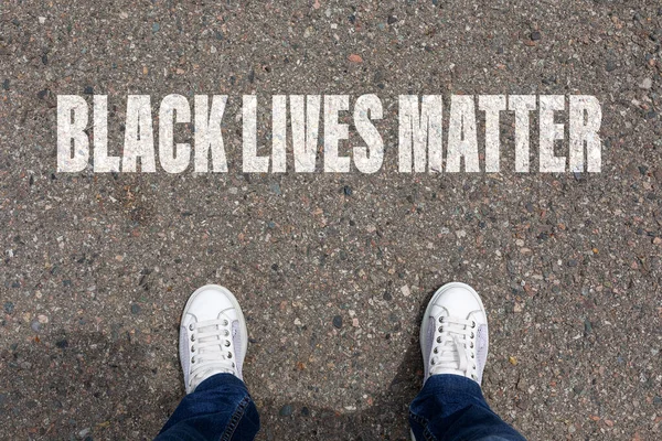 一个人站在黑暗的路上 上面写着 黑人的生命很重要 结束对不同国籍的人的种族主义的概念 — 图库照片
