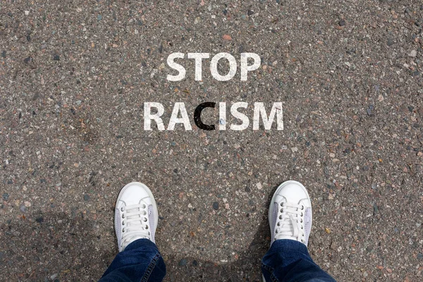 一个人站在黑暗的道路上 文字是 制止种族主义 结束对不同国籍的人的种族主义的概念 — 图库照片