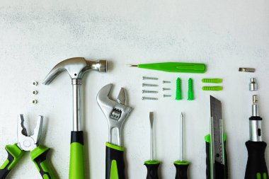 Çeşitli inşaat aletleri. Ev onarımı için aletler. İnşaat alanında çalışıyorum. Beyaz, soluk bir arkaplanda. Düz.