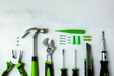 Çeşitli inşaat aletleri. Ev onarımı için aletler. İnşaat alanında çalışıyorum. Beyaz, soluk bir arkaplanda. Düz.