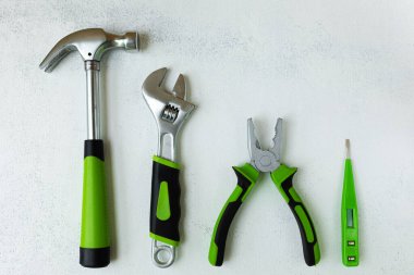 Çeşitli inşaat aletleri. Ev onarımı için aletler. İnşaat alanında çalışıyorum. Beyaz, soluk bir arkaplanda. Düz.