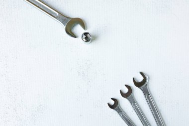 Ev onarımı ve inşaat işleri için gümüş renkli bir çift. Ezik beyaz bir arka planda. Düz.